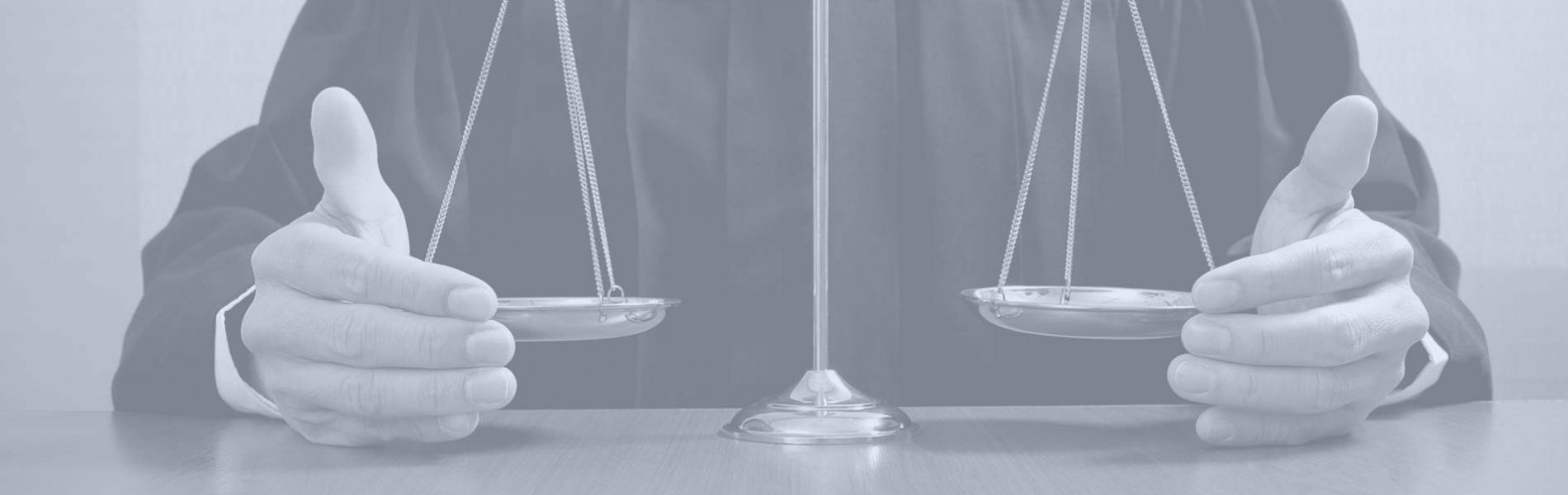 Waage im Gleichgewicht bildlich für Vertragsrecht Zivilrecht Rechtsanwalt